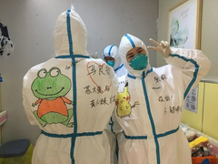 Y tá Vũ Hán vẽ tranh lên trang phục động viên bệnh nhi